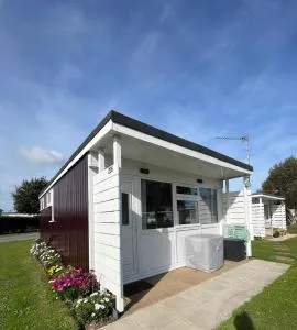 226, Sundowner Holiday Park, Hemsby - Two bed detached chalet, sleeps four, bed linen and towels included plus free WiFi - Pets welcome - Rollesby