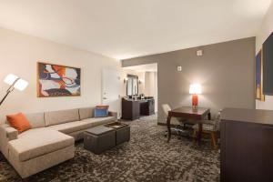 One-Bedroom Queen Suite with Bath Tub - Disability Access/Non-Smoking room in Embassy Suites by Hilton Orlando Lake Buena Vista South
