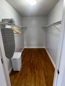 NYC Adjacent Comfy 9 Guest Home