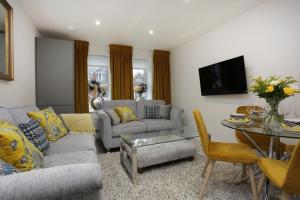 COASTAL CHARM by BOURNECOAST - A Modern Apartment Close to the Sandy Beaches - FM8387