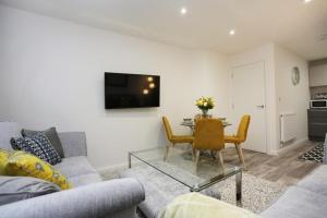 COASTAL CHARM by BOURNECOAST - A Modern Apartment Close to the Sandy Beaches - FM8387