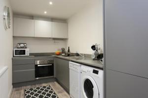 COASTAL CHARM by BOURNECOAST - A Modern Apartment Close to the Sandy Beaches - FM8387