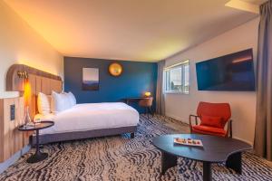 Hotels DoubleTree by Hilton Lyon Eurexpo : Suite Junior Lit King-Size avec Canapé - Vue sur Lac - Non remboursable