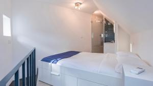 Estrela Escape Studios 1 by LovelyStay