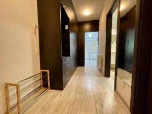 Apartment Rosnička, Perfect Location with 24h Checkin, Balcony, AC & Free Parking