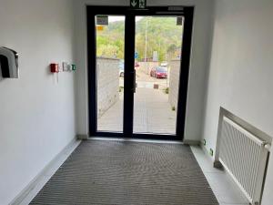 Apartment Rosnička, Perfect Location with 24h Checkin, Balcony, AC & Free Parking