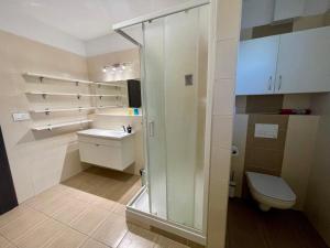 Apartment Rosnička, Perfect Location with 24h Checkin, Balcony, AC & Free Parking