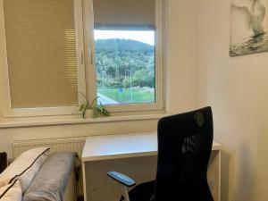 Apartment Rosnička, Perfect Location with 24h Checkin, Balcony, AC & Free Parking