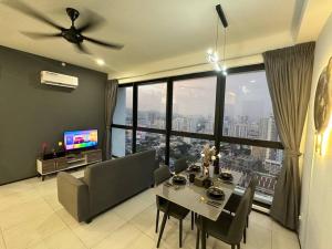 New Brand KTV SET, Netflix, 3 Queen Bed High Floor - 4hvězdičkové hotely ve městě Jelutong