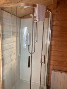 Log Cabin in the City with hot tub
