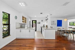 7 Minutes to Beach Saltwater Pool Open Floor Plan