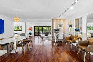 7 Minutes to Beach Saltwater Pool Open Floor Plan