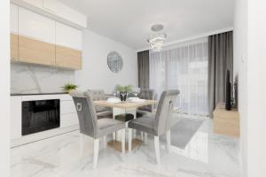 Warsaw Sarmacka Apartment with Gym, Sauna and Parking by Renters