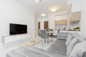 Warsaw Sarmacka Apartment with Gym, Sauna and Parking by Renters