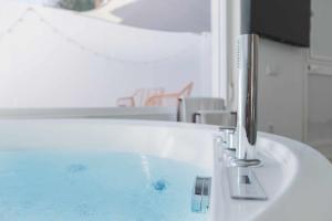 Jacuzzi Amanecer de Plata Decoración Romántica