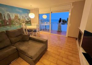 Apartamento con vistas al mar y piscina