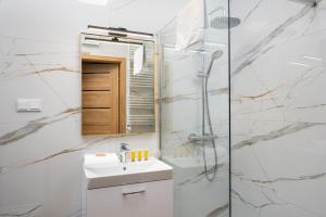 Wiktoryn Comfortable Two-Room Apartment by BookingHost