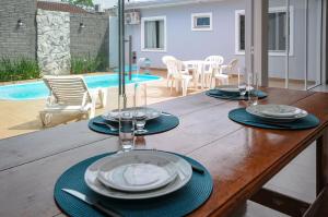 12 hóspedes - PISCINA tratamento com água salgada - Cozinha GOURMET - 4 QUARTOS - 3 BANHEIROS - GARAGEM - ESCRITORIO - 2,1 km do Cataratas JL Shopping