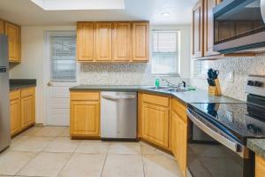 Pet-Friendly Englewood Home - 4 Mi to Beach!