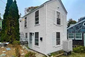 Cozy Downtown Gem - Ocean View