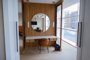 Suite with River View room in The Lowry Hotel
