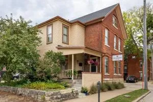 The Dubuque House - Historic Downtown Location! - Peosta