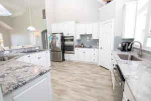 Oceanside, 8 BRs, Private Pool, Hot Tub, Close to Beach Access, PI62, Jewel of the Isle