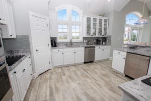 Oceanside, 8 BRs, Private Pool, Hot Tub, Close to Beach Access, PI62, Jewel of the Isle