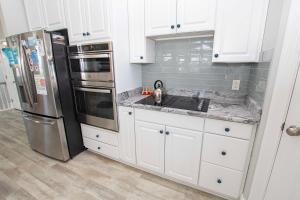 Oceanside, 8 BRs, Private Pool, Hot Tub, Close to Beach Access, PI62, Jewel of the Isle