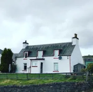 Traditional Croft Cottage Minutes from Lochness - Balnain