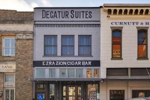 Western-Themed Decatur Studio on Main Street!