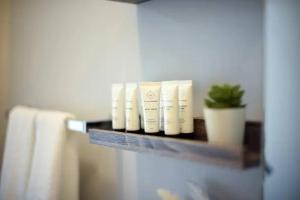 HostWise Stays - Free Parking, Highly Walkable, 2 Full bathrooms