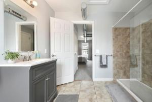 HostWise Stays - Free Parking, Highly Walkable, 2 Full bathrooms