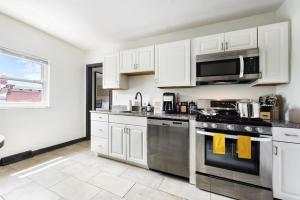 HostWise Stays - The Butler - Prime 1BR Butler St Apt, across from Umami