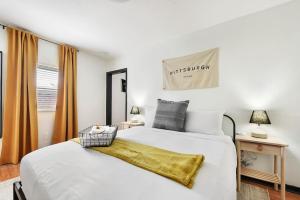 HostWise Stays - The Butler - Prime 1BR Butler St Apt, across from Umami
