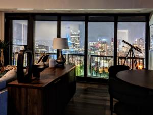 HostWise Stays - Grandview Penthouse - Sweeping City Views, High End Living