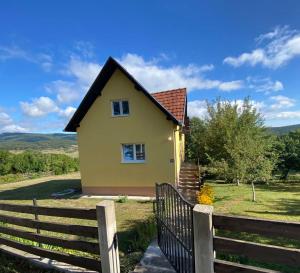 Lepa kuca Tara Kremna