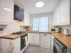 Regent House - Holiday Home With Free Parking - 5 Minutes Drive to Coop Live Arena, Etihad Stadium & Manchester City Centre