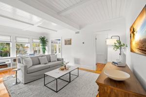 The Adaline Room #5 - Upscale Hyde Park Apartment, 1st Floor, Steps to Bayshore