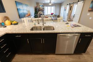 New Build - Walk-In 3BR Condo with Arcade Game - FREE TICKETS INCLUDED - FHG-207