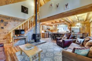 Peaceful Garden Valley Cabin with Private Deck!