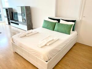 Estoril 2 & 5- Beach Side Casino Garden Studio