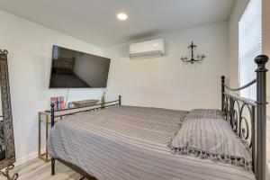 Modern Tiny Home about 5 Mi to Downtown Phoenix!