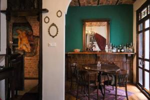 One-Bedroom Apartment room in Old stylish vintage apt in Pera