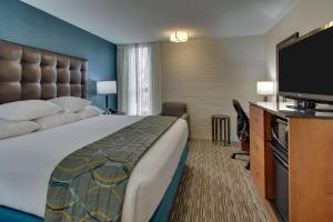 Deluxe King Room - Accessible, Tub room in Pear Tree Inn St. Louis Airport
