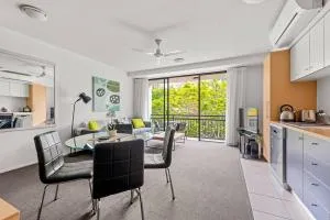 Resort Pad ~ 1Bed/1Bath/Balcony/1Car ~ 10 mins CBD - 布里斯班