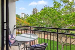 Resort Pad ~ 1Bed1BathBalcony1Car ~ 10 mins CBD
