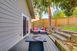 Private Yard and Fire Pit! Modern Kirkland Abode