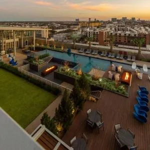 Luxury Highrise in Midtown - Skyline Views and Chic Decor - Houston