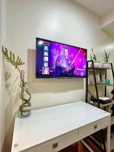 Acqua Private Residence Livingstone Tower Condo Unit with Free Wifi